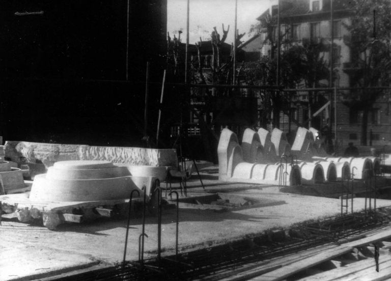 Jaretti e Luzi, Palazzo dell'Obelisco, Torino. Una bottega di decorazione. Stampi in gesso ed elementi in pietra artificiale a piè d’opera. Archivio Jaretti. Courtesy Gangemi Editore