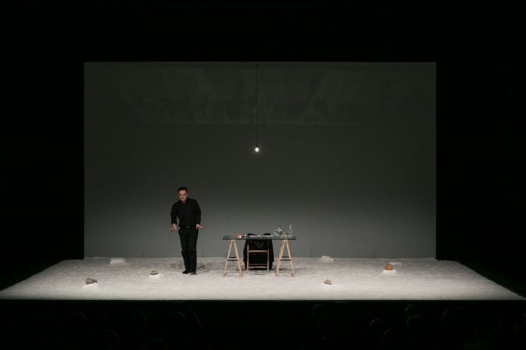 Jan Fabre, The Night Writer. Giornale notturno © La Triennale di Milano - photo Gianluca Di Ioia