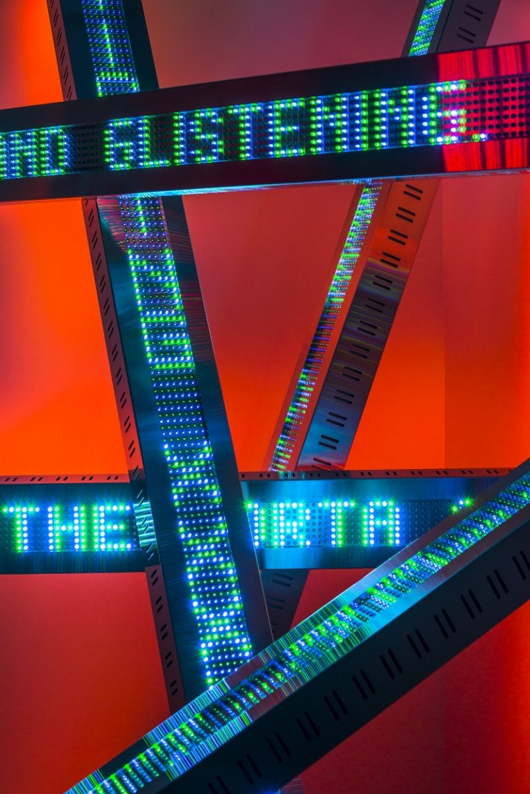 Jenny Holzer 5 LED signs with blue green red yellow diodes Courtesy the artist © 2019 Jenny Holzer member Artists Rights Society ARS NY VEGAP Photo Joshua White JW Pictures 801x1200 1 Jenny Holzer a Bilbao. È al Guggenheim la mostra più grande di sempre sull’artista della parola