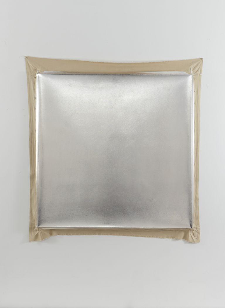 Jacob Kassay Untitled, 2009 acrilico e depositi d’argento su tela / acrylic and silver deposits on canvas 150 x 143,5 cm © the artist Ph. Dario Lasagni