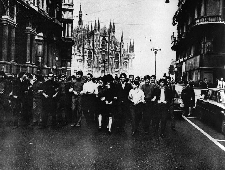 La protesta studentesca a Milano, 1968. Retro di copertina della nuova edizione (originariamente pubblicata in Giancarlo De Carlo, Why-How to Build School Buildings, Harvard Educational Review, 4 (1969))