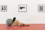 Luna Cenere, Natural Gravitation (postures for Bob). Coreografia per la mostra “Robert Mapplethorpe. Coreografia per una mostra”. Courtesy Fondazione Donnaregina per le arti contemporanee, Napoli. Photo © Amedeo Benestante