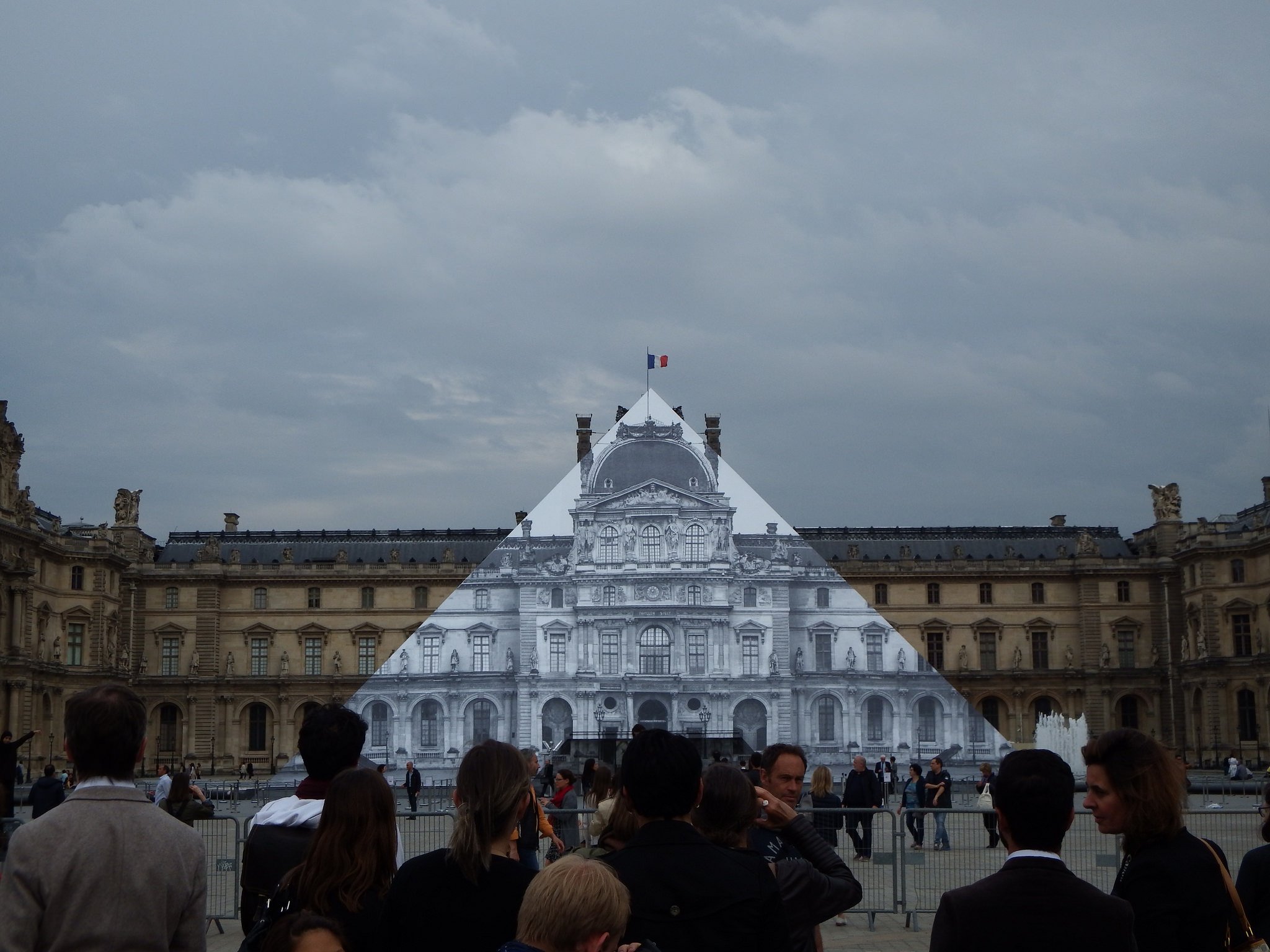 La Piramide del Louvre modificata da JR nel 2016. Ph. Flickr CC by fdecomite