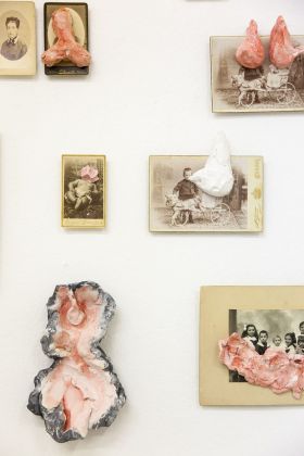 Marcella Vanzo, The big picture, 2014, vintage prints + ceramics, dettaglio. Installation view at Lucie Fontaine, Milano. Photo Alessandro Miti