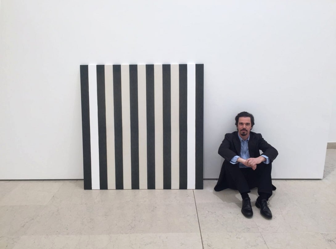 Memmo Grilli accanto a un'opera di Daniel Buren