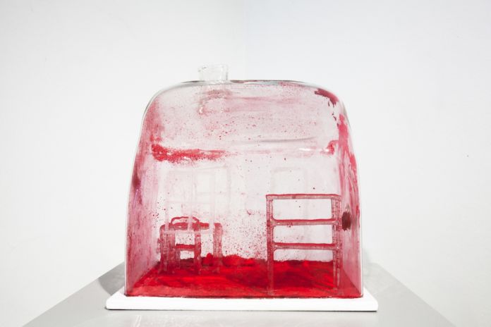 Vittorio Corsini,RED ROOM, 2009 pigmento vetro legno 20x20x18 courtesy dell’artista
