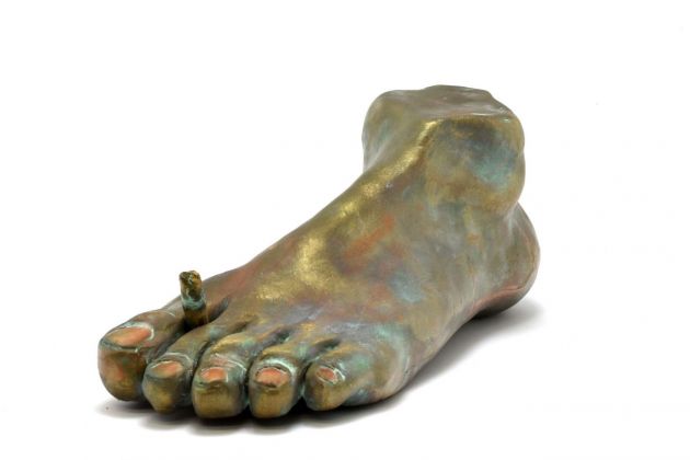 Nicola Facchini, Sbronzi in cocci, 2018, ceramica dipinta, dimensione reale di piede numero 43