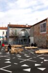 Piazza dell’Immaginario, Prato. Le sedute della piazza sono ricavate dai tronchi di alcuni cipressi caduti durante una tempesta abbatutasi su Prato nel 2015 - Courtesy ECÒL