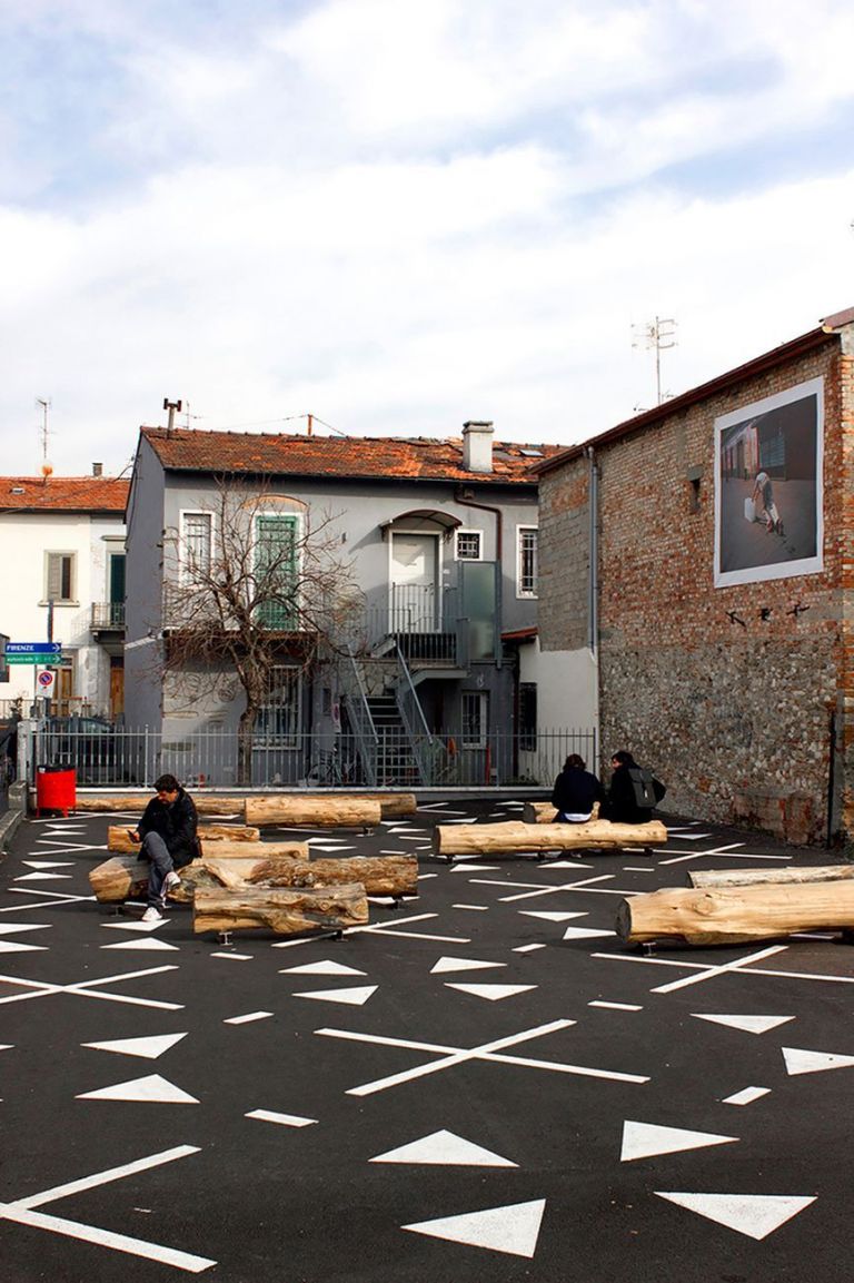 Piazza dell’Immaginario, Prato. Le sedute della piazza sono ricavate dai tronchi di alcuni cipressi caduti durante una tempesta abbatutasi su Prato nel 2015 - Courtesy ECÒL