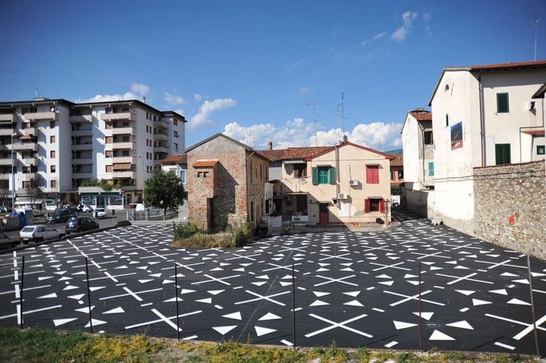 Piazza dell’Immaginario, Prato. La superficie della piazza subito dopo la realizzazione. © Luca Ficini Courtesy ECÒL