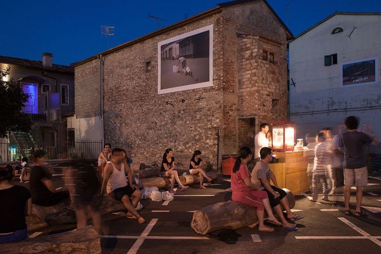 Piazza dell’Immaginario, Prato. Scena del festival di cinema in lingua italiana e cinese. © Filippo Bardazzi Courtesy ECÒL