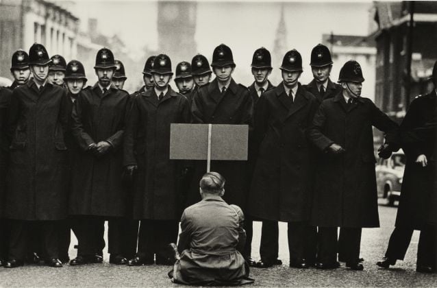 Don McCullin alla Tate Britain, Protester, Cuban Missile Crisis, Whitehall London, 1962