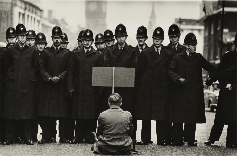 Don McCullin alla Tate Britain, Protester, Cuban Missile Crisis, Whitehall London, 1962
