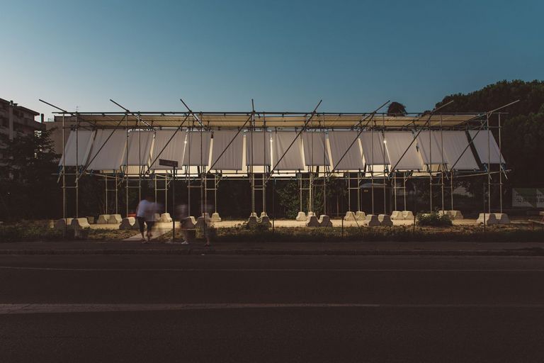 Shelter n.1, Prato. Una struttura itinerante, montata per la prima volta nel quartiere del Macrolotto 0 di Prato, all’interno di un ex piazzale industriale abbandonato. © Agnese Morganti - Courtesy ECÒL