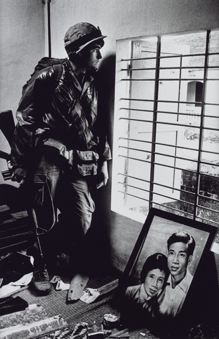 The Battle for the City of Hue, South Vietnam, US Marine Inside Civilian House 1968 Don McCullin alla Tate Britain