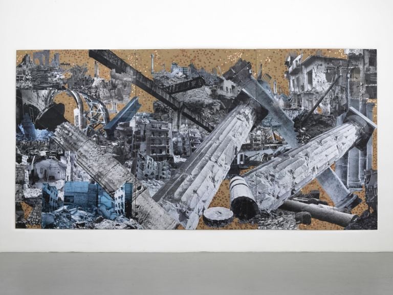 Thomas Hirschhorn, Beyond ruins, 2016, cartone, stampa nastro adesivo, centesimi di euro 240 × 480 cm. Courtesy Galleria Alfonso Artiaco, Napoli