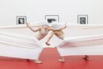 Vadim Stein con coreografia di Anna Gerus, The Floating Grace. Performance e coreografia per la mostra “Robert Mapplethorpe. Coreografia per una mostra”. Courtesy Fondazione Donnaregina per le arti contemporanee, Napoli. Photo © Amedeo Benestante