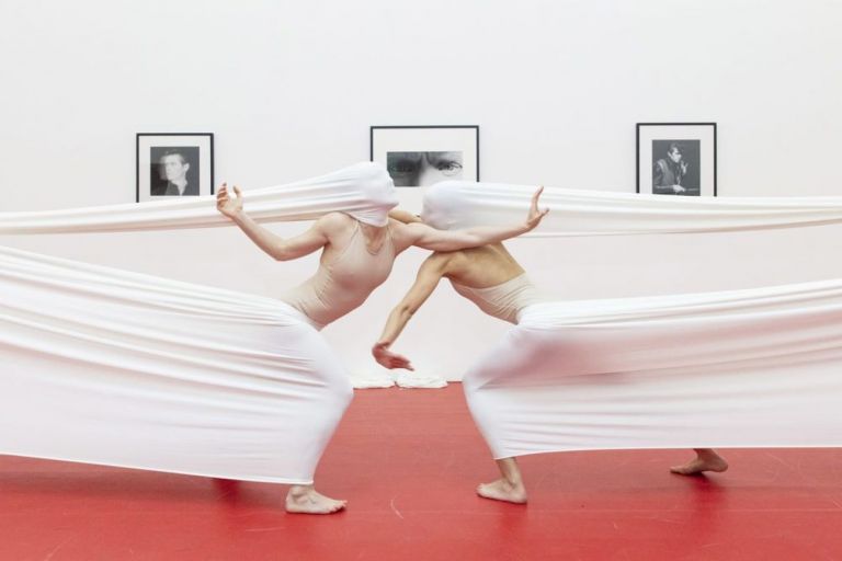 Vadim Stein con coreografia di Anna Gerus, The Floating Grace. Performance e coreografia per la mostra “Robert Mapplethorpe. Coreografia per una mostra”. Courtesy Fondazione Donnaregina per le arti contemporanee, Napoli. Photo © Amedeo Benestante