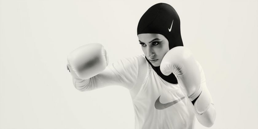 Zeina Nassar testimonial dell'Hijab Nike. Ibtihaj Muhammad testimonial dell'Hijab Nike, campagna 2017. Ph. nike.com