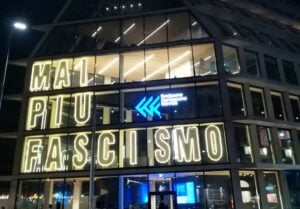 Mai più Fascismo: l’installazione di Fabrizio Dusi alla Fondazione Feltrinelli di Milano