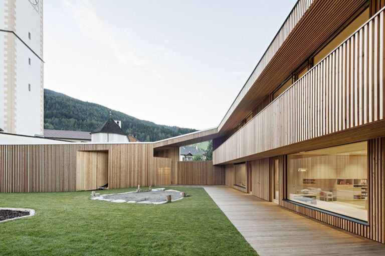 feld72 Architekten, Kindergarten Niederolang, Asilo a Valdaora di Sotto. Photo © Hertha Hurnaus. Courtesy Fondazione dell’Ordine degli Architetti di Bolzano