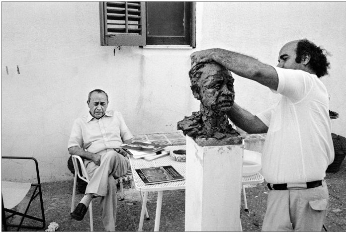 Leonardo Sciascia con lo scultore Leonardo Cascio, Racalmuto, 1986. Photo Angelo Pitrone