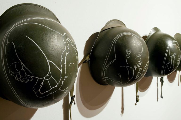 Rocco Dubbini, Gloria, 2012, pittura acrilica su elmetti acciaio balistico, galleria shazar
