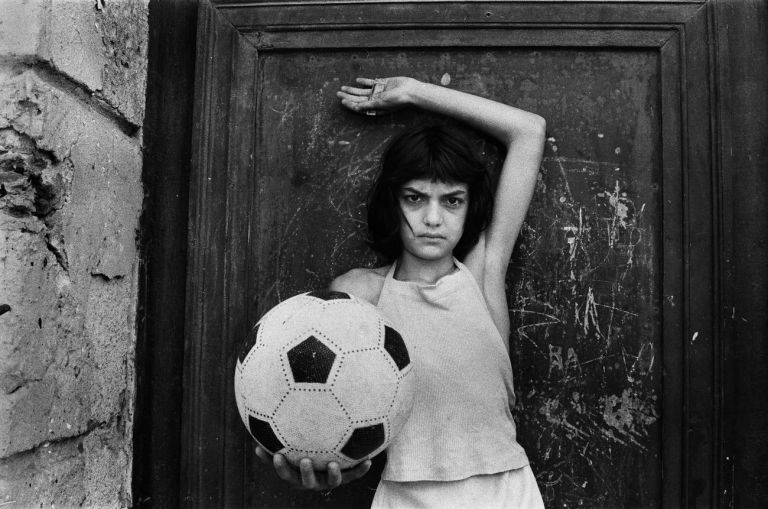 Letizia Battaglia, La bambina con il pallone, 1980 © Letizia Battaglia