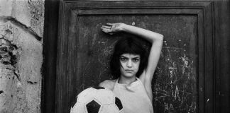 Letizia Battaglia, La bambina con il pallone, 1980 © Letizia Battaglia
