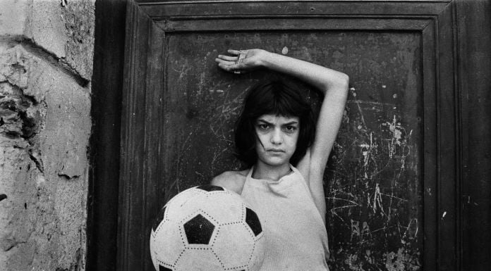 Letizia Battaglia, La bambina con il pallone, 1980 © Letizia Battaglia