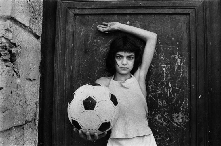 Letizia Battaglia, La bambina con il pallone, 1980 © Letizia Battaglia