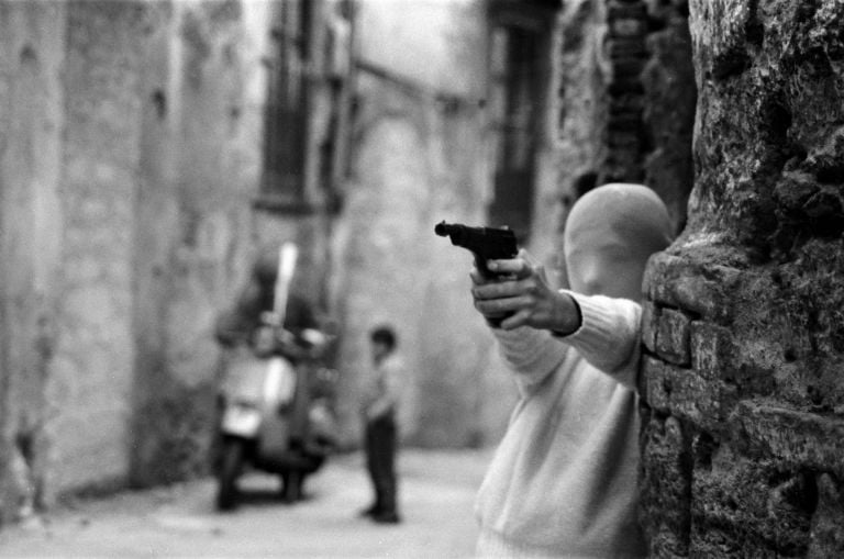Letizia Battaglia, Palermo, vicino la Chiesa di Santa Chiara. Il gioco dei killer 1982 © Letizia Battaglia