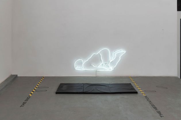 Giang Hoang Nguyen, The Fall, Performance e installazione multimediale (materasso, neon, cuffie), audio 12’; 2018, Albumarte, Roma. Ph. Giorgio Benni, courtesy by Alan Advantag