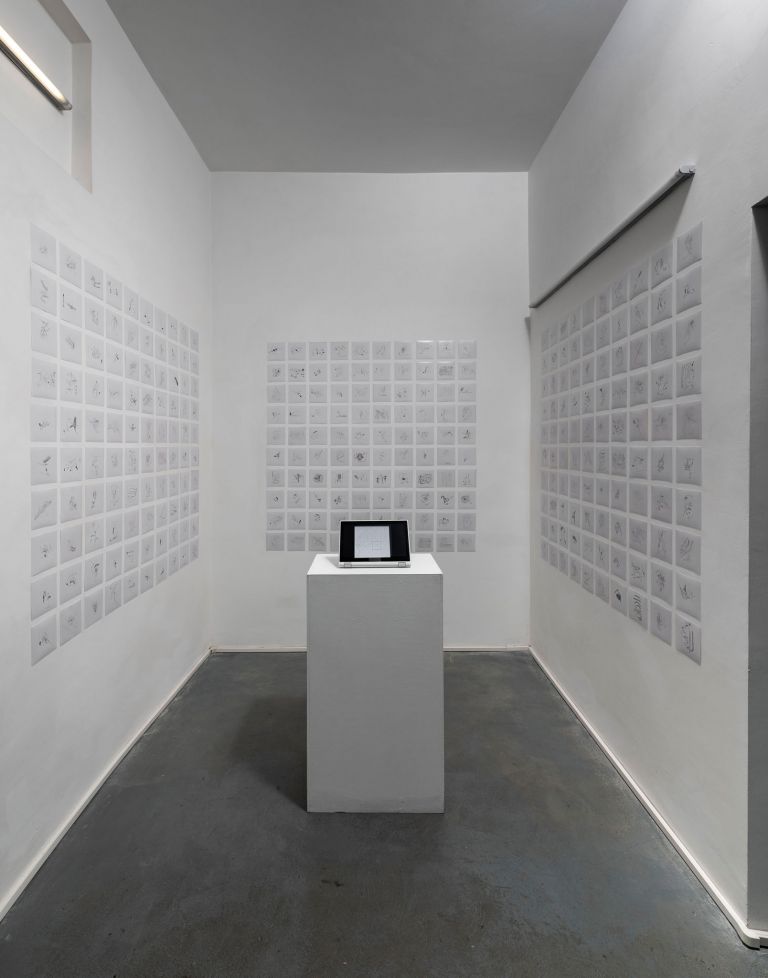 Antonio “Creo” Daniele, Grammar #1, Installazione interattiva: tablet, dataset, 300 immagini cm 12,5x12,5 cad.; 2019, Albumarte, Roma. Ph. Giorgio Benni, courtesy by Alan Advantage