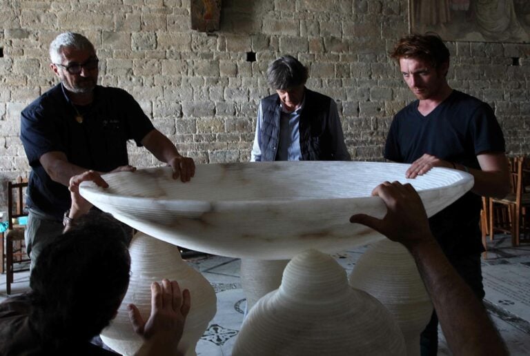 Marco Bagnoli installa Fonte battesimale, 1994 2018, nella Basilica di San Miniato al Monte, Firenze, aprile 2018 (fotografia di Carlo Cantini)