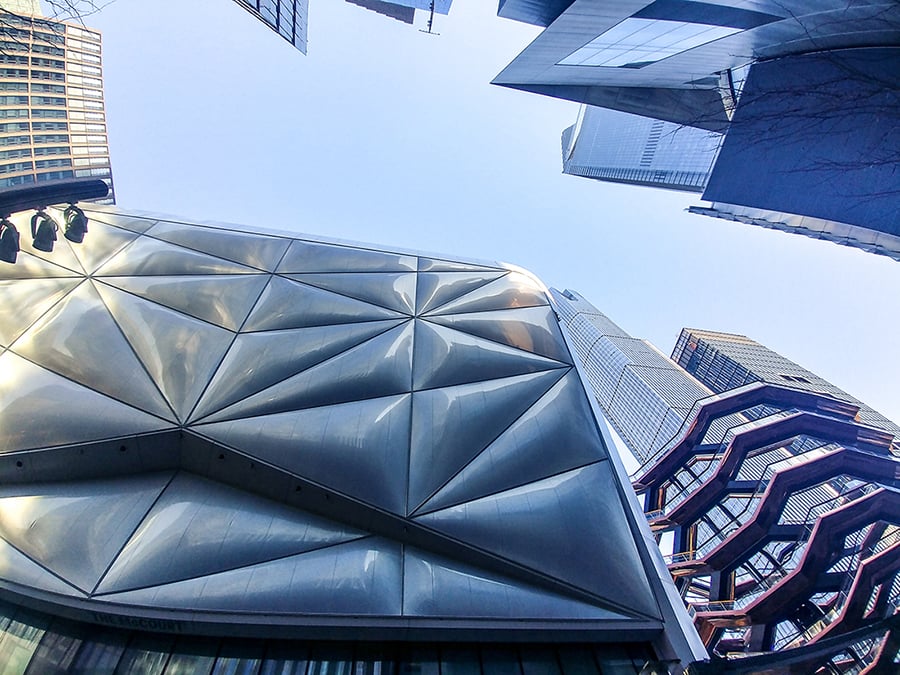 La facciata di The Shed sul lato della piazza di Hudson Yards. Foto: Maurita Cardone