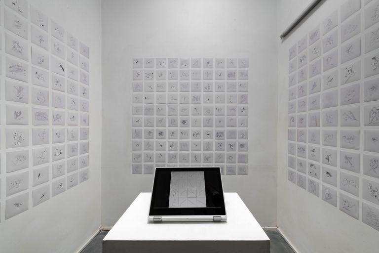 Antonio “Creo” Daniele, Grammar #1, Installazione interattiva: tablet, dataset, 300 immagini cm 12,5x12,5 cad.; 2019, Albumarte, Roma. Ph. Giorgio Benni, courtesy by Alan Advantage