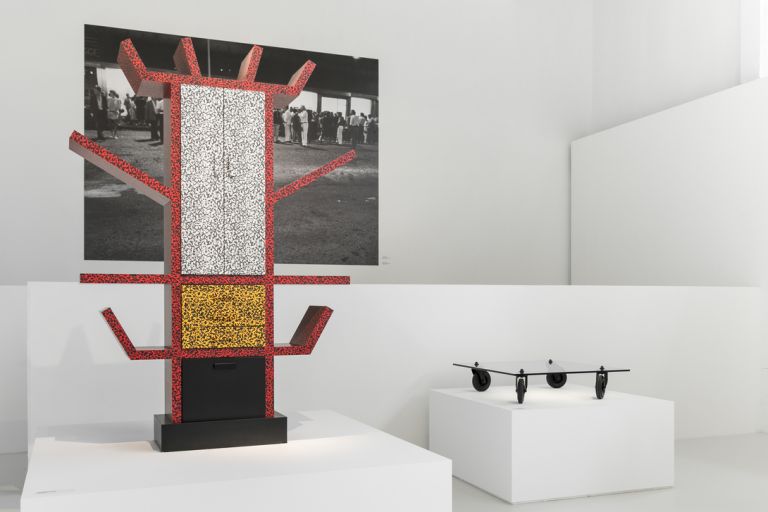In primo piano Ettore Sottsass Jr Casablanca 1981 Memphis © Triennale Milano foto Gianluca Di Ioia