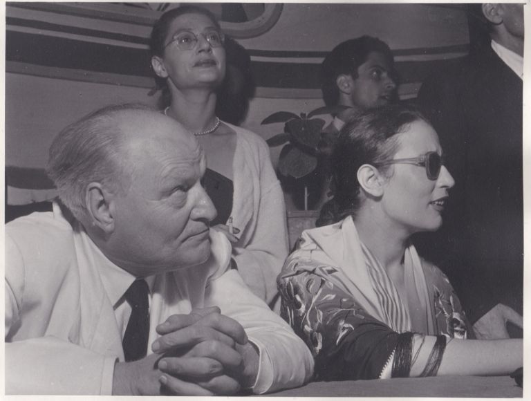 Agenzia Dufoto, Anna Maria Ortese e Carlo Emilio Gadda al Premio Viareggio 1953. Premio ottenuto per Il mare non bagna Napoli ex aequo con le Novelle dal Ducato in fiamme