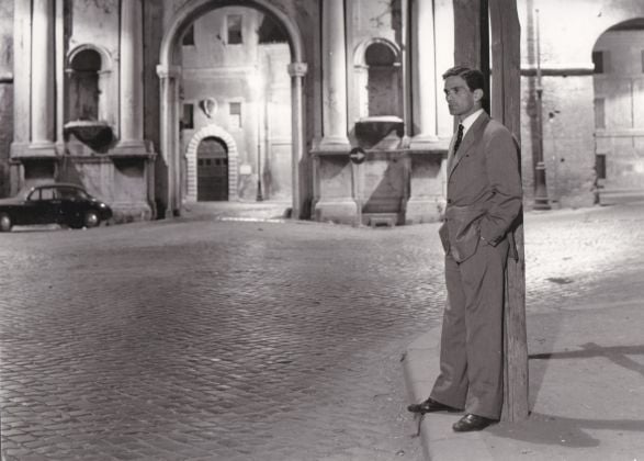 Agenzia Dufoto, Pier Paolo Pasolini davanti alla Porta Portese, Roma, luglio 1960
