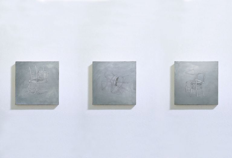 Alessandra Mancini, Chairs, 2017. Olio su tela, trittico, 20 x 20 cm ognuno