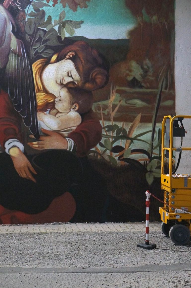 Andrea Ravo Mattoni Caravaggio Riposo durante la fuga in egitto Malpensa 2016 Dai grandi classici alla Street Art. Intervista a Ravo