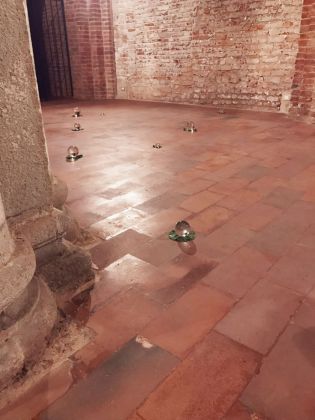 Claritudo. Exhibition view at Basilica di San Celso, Milano 2019. Photo Alberto Messina