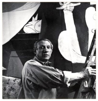 Dora Maar, Picasso sur un escabeau peignant “Guernica” dans l’atelier des Grands-Augustins, maggio-giugno 1937. Musée national Picasso, Parigi © Succession Picasso, Paris © ADAGP, Paris, 2017