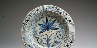 Damaschino monocromo. Scodella con fiore, 1430 40, Montelupo, Museo della Ceramica