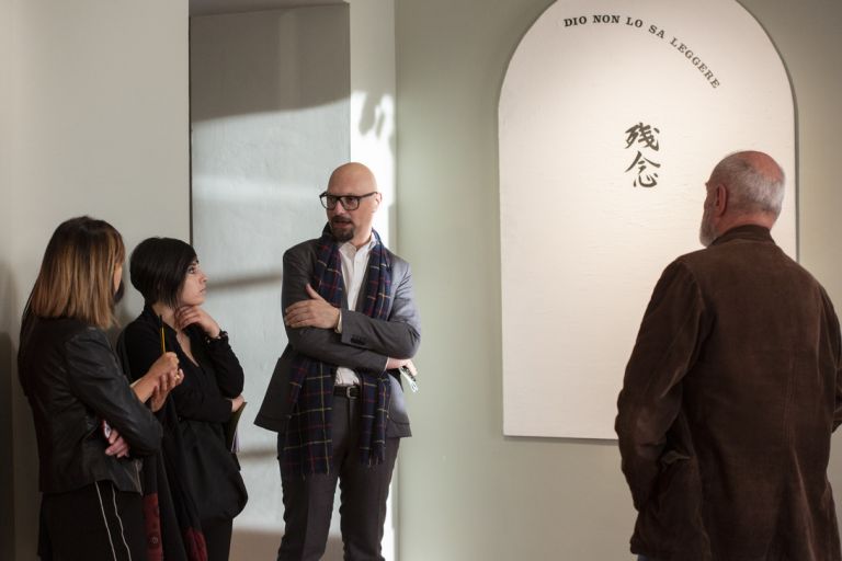 Davide Dall'Ombra durante il vernissage della mostra. Credit photo Moreno Vignolini