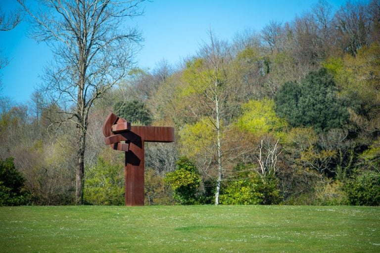 Eduardo Chillida, Lotura XXXII,1998 © Zabalaga Leku. San Sebastián, VEGAP, 2019. Successione Chillida e Hauser & Wirth. Photo Iñigo Santiago