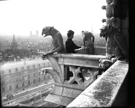 Félix Thiollier, Emma Thiollier en train de peindre en haut d'une des tours de Notre Dame