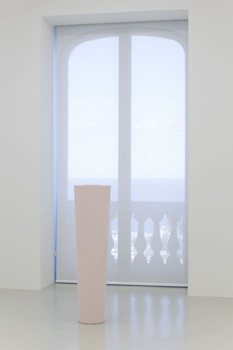 Ettore Spalletti. Ombre d’azur, transparence. Installation view at Nouveau Musée National de Monaco – Villa Paloma, 2019. Photo Werner Hannappel, VG Bildkunst Bonn 2019