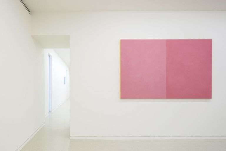 Ettore Spalletti. Ombre d’azur, transparence. Installation view at Nouveau Musée National de Monaco – Villa Paloma, 2019. Photo Werner Hannappel, VG Bildkunst Bonn 2019